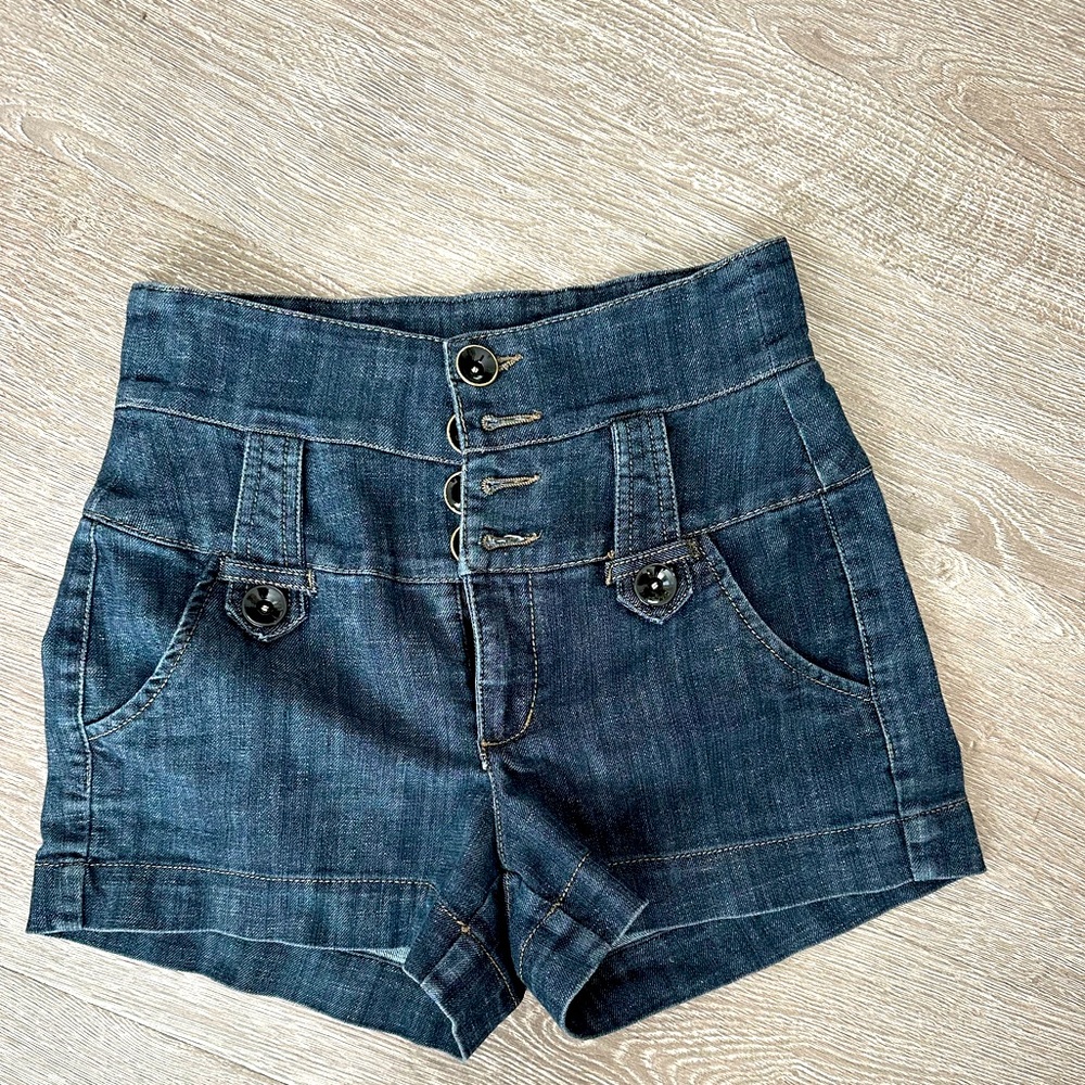 High waisted buttoned jean shorts, stretchy fabric